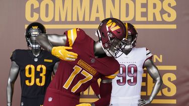 ARCHIVO - Se exhiben camisetas de los Commanders de Washington en un evento para presentar la nueva identidad del equipo de fútbol americano de la NFL, el 2 de febrero de 2022, en Landover, Md. (AP Photo/Patrick Semansky, archivo)