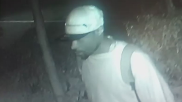 vecinos denuncian que un hombre se masturba cerca de sus casas