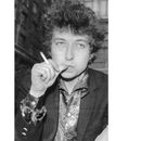 ARCHIVO - El músico Bob Dylan fuma un cigarrillo el 27 de abril de 1965, en Londres. (AP Foto, archivo)