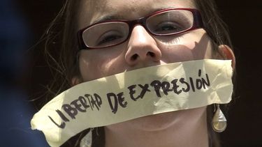 americateve | El Instituto de Prensa y Sociedad en Venezuela (IPYS) alertó este lunes en un informe sobre un aumento de la autocensura entre los periodistas, ya sea para evitar sanciones o porque el medio no publicará una información