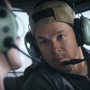 Esta imagen publicada por Lionsgate muestra a Michelle Dockery y Mark Wahlberg en una escena de Flight Risk. (Lionsgate vía AP)