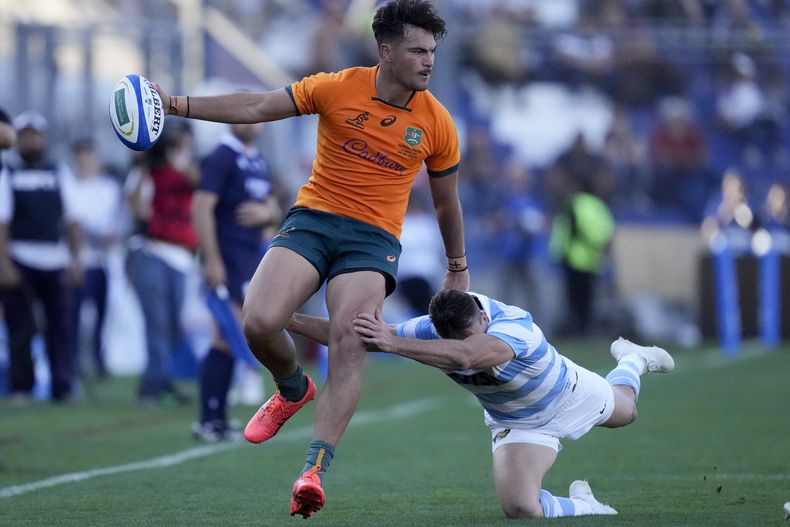 ARCHIVO - Foto del 13 de agosto del 2022, el jugador de rugby de Australia Jordan Petaia tacleado por el argentino Juan Imhoff en el Campeonato de Rugby. (AP Foto/Natacha Pisarenko, Archivo)