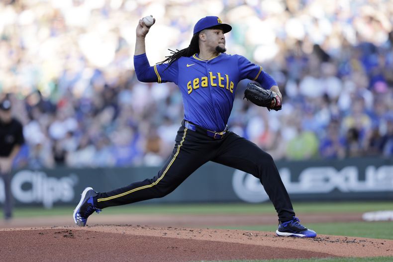 El dominicano Luis Castillo, abridor de los Marineros de Seattle, hace un lanzamiento en el duelo del viernes 5 de julio de 2024, ante los Azulejos de Toronto (AP Foto/John Froschauer)