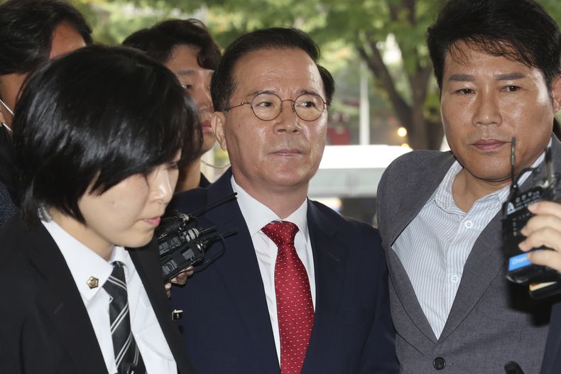 Kim Kwang-ho, en el centro, exjefe de la Policía Metropolitana de Seúl, llega a la corte del Distrito Oeste de Seúl, en Seúl, Corea del Sur, el jueves 17 de octubre de 2024. (Lim Hwa-young/Yonhap via AP)