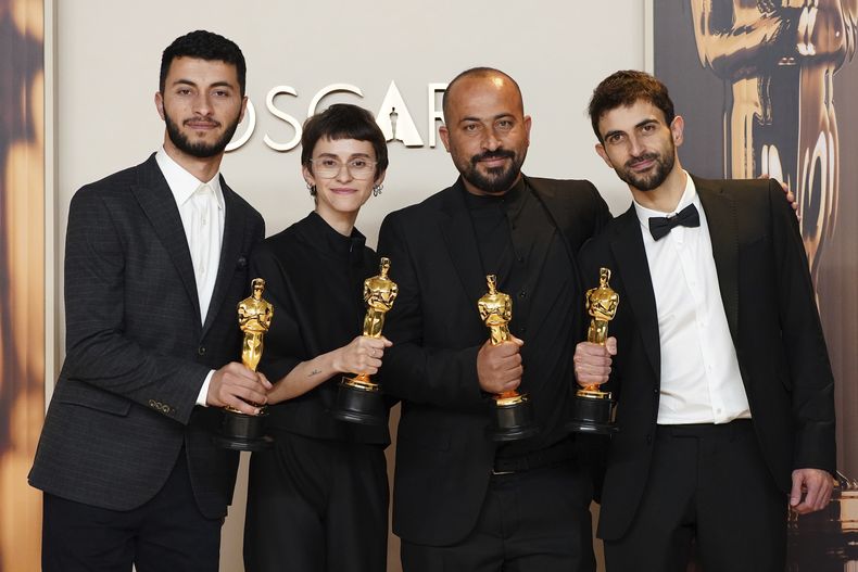 Desde la izquierda, Basel Adra, Rachel Szor, Hamdan Ballal y Yuval Abraham, ganadores del Oscar a mejor documental por No Other Land posan ante la prensa en el Teatro Dolby de Los Ángeles, el domingo 2 de marzo de 2025. (Foto por Jordan Strauss/Invision/AP)