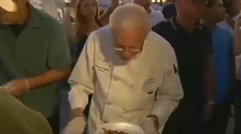 Es miércoles y Arnold Abbott, el anciano que desafía una ordenanza de la ciudad de Fort Lauderdale y alimenta desamparados en plena vía, cumplió con su cometido.