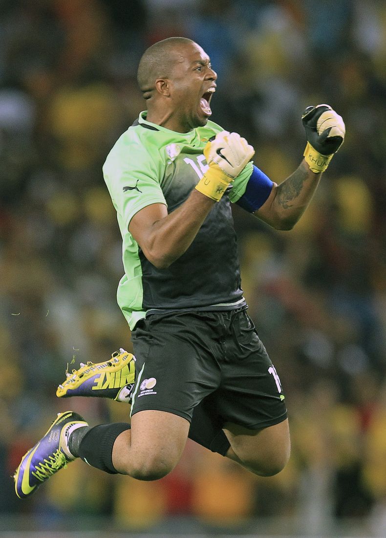 El arquero de Sud&aacute;frica, Itumeleng Khune, festeja un gol contra Espa&ntilde;a en un amistoso el martes, 19 de noviembre de 2013, en Johannesburgo. (AP Photo/Themba Hadebe)