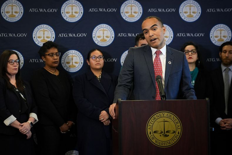 El fiscal general estatal de Washington, Nick Brown, habla durante una conferencia de prensa en la que anunció que Washington se unirá a una demanda federal para impugnar la orden ejecutiva del presidente Donald Trump para poner fin a la ciudadanía por nacimiento, el 21 de enero de 2025 en Seattle. (AP Foto/Lindsey Wasson)