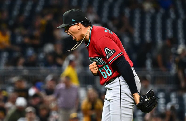 El mexicano Gerardo Carrillo, de los Diamondbacks de Arizona, festeja tras sacar el último out ante los Piratas de Pittsburgh, el martes 28 de julio de 2026 (AP Foto/Justin Berl)