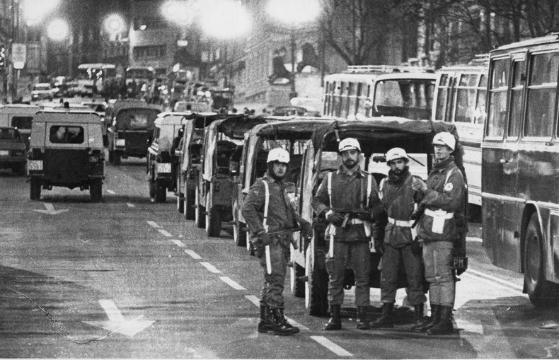 ARCHIVO - Agentes de la policía militar se ven de guardia con el Congreso al fondo, en Madrid, el 24 de febrero de 1981, mientras unos 150 guardias civiles armados aún retenían a los diputados en el interior. (AP Foto)