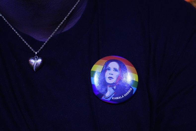 Una persona lleva un pin de la vicepresidenta y candidata demócrata Kamala Harris antes de la intervención de la ex primera dama Michelle Obama, el martes 29 de octubre de 2024, en College Park, Georgia. (AP Foto/Brynn Anderson)