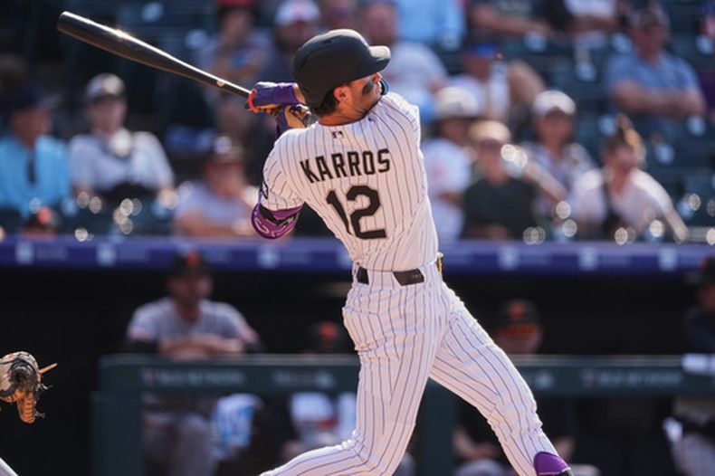 Kyle Karros, de los Rockies de Colorado, sigue la trayectoria de su jonrón de tres carreras ante el lanzador relevista de los Gigantes de San Francisco, Dylan Smith, en la octava entrada de un partido de béisbol, el domingo 5 de julio de 2026, en Denver. (Foto AP/David Zalubowski)