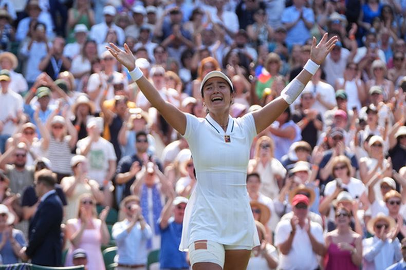 Alexandra Eala, de las Filipinas, celebra tras ganar el partido de tercera ronda de individuales femeninos contra Iga Świątek, de Polonia, en el Campeonato de Tenis de Wimbledon en Londres, el sábado 4 de julio de 2026. (Foto AP/Maja Smiejkowska)