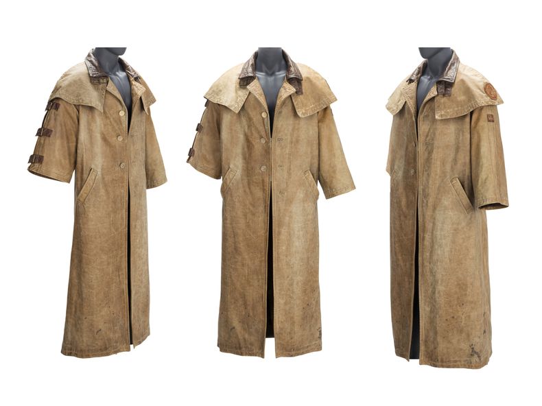 Esta combinación de imágenes publicada por Heritage Auctions muestra varios ángulos de una gabardina de cuero usada por el actor Ron Perlman en Hellboy, un artículo que será subastado de la colección del cineasta Guillermo del Toro. (Heritage Auctions via AP)