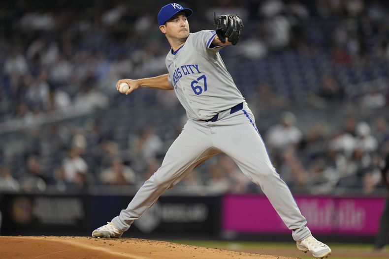 Seth Lugo de los Reales de Kansas City lanza en el primer inning ante los Yankees de Nueva York, el martes 10 de septiembre de 2024, en Nueva York. (AP Foto/Seth Wenig)