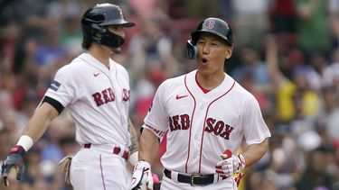 Masataka Yoshida (derecha) de los Medias Rojas de Boston celebra durante el octavo inning ante los Atléticos de Oakland, el domingo 9 de julio de 2023, en Boston. (AP Foto/Steven Senne)