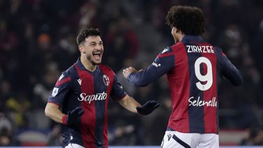 Riccardo Orsolini del Bologna celebra con su compañero Joshua Zirkzee tras anotar el primer gol de su equipo en la victoria ante la Fiorentina en la Serie A el miércoles 14 de febrero del 2024.(Michele Nucci/LaPresse via AP)
