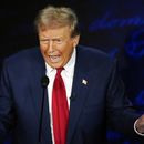 El candidato presidencial republicano, el expresidente Donald Trump, habla durante un debate presidencial con la candidata presidencial demócrata, la vicepresidenta Kamala Harris, en el Centro Nacional de la Constitución en Filadelfia, el martes 10 de septiembre de 2024. (AP Foto/Alex Brandon)
