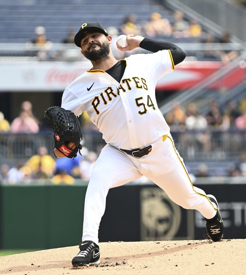 El venezolano abridor de los Piratas de Pittsburgh Martín Pérez lanza en la primera entrada ante los Cardenales de San Luis el miércoles 24 de julio del 2024. (AP Foto/Justin Berl)