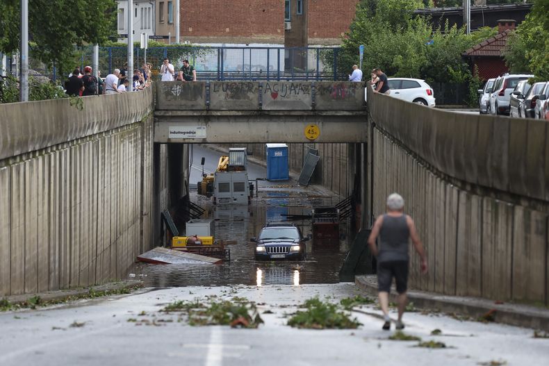 Una persona comprueba los daños causados por una potente tormenta en una calle en Zagreb, Croacia, el 19 de julio de 2023. (AP Foto)