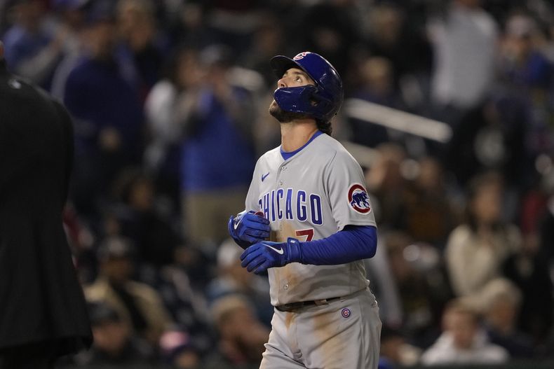 Dansby Swanson de los Cachorros de Chicago observa al cielo tras correr las bases tras conectar un jonrón en la quinta entrada del juego ante Nacionales de Washington el lunes 1 de mayo del 2023. (AP Foto/Manuel Balce Ceneta)