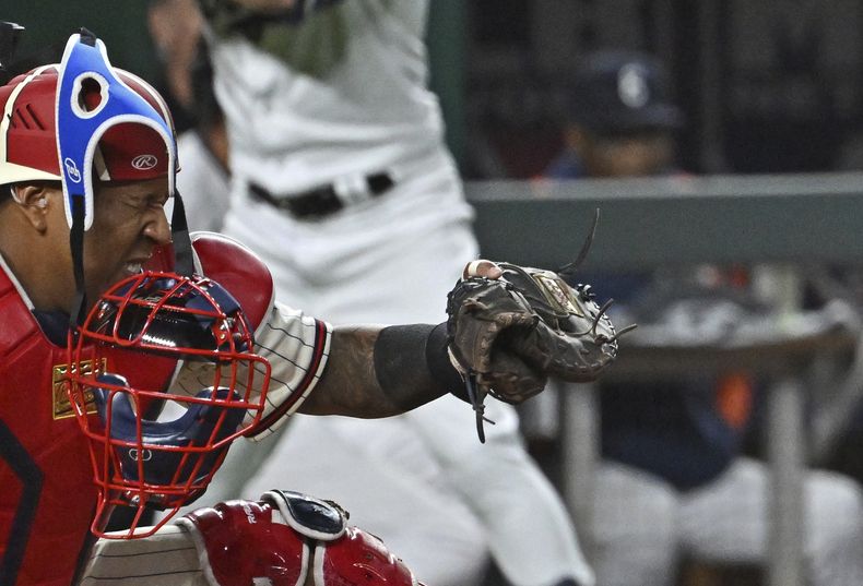El receptor Salvador Pérez de los Reales de Kansas City recibe el impacto de un foul durante el juego contra los Astros de Houston, el sábado 16 de septiembre de 2023, en Kansas City. (AP Foto/Peter Aiken)