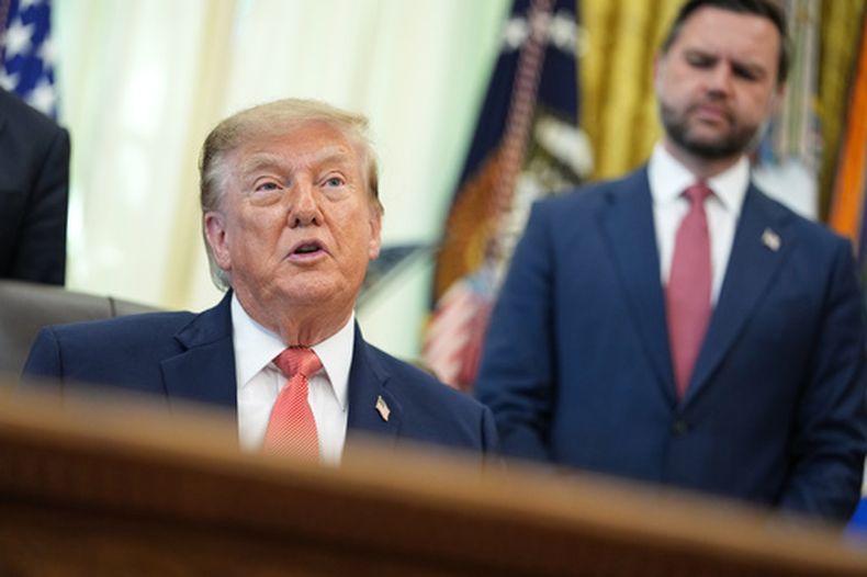 El presidente de Estados Unidos, Donald Trump, habla en la Oficina Oval de la Casa blanca el martes 20 de octubre de 2026 en Washington, mientras el vicepresidente, JD Vance, escucha. (AP Foto/Jacquelyn Martin)