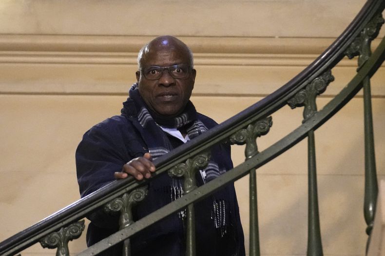 Sosthene Munyemana, un médico de Ruanda, llega a una corte de París el jueves 23 de noviembre de 2023 para comparecer por su supuesto papel en el genocidio de 1994 en su país natal. (AP Foto/Christophe Ena)