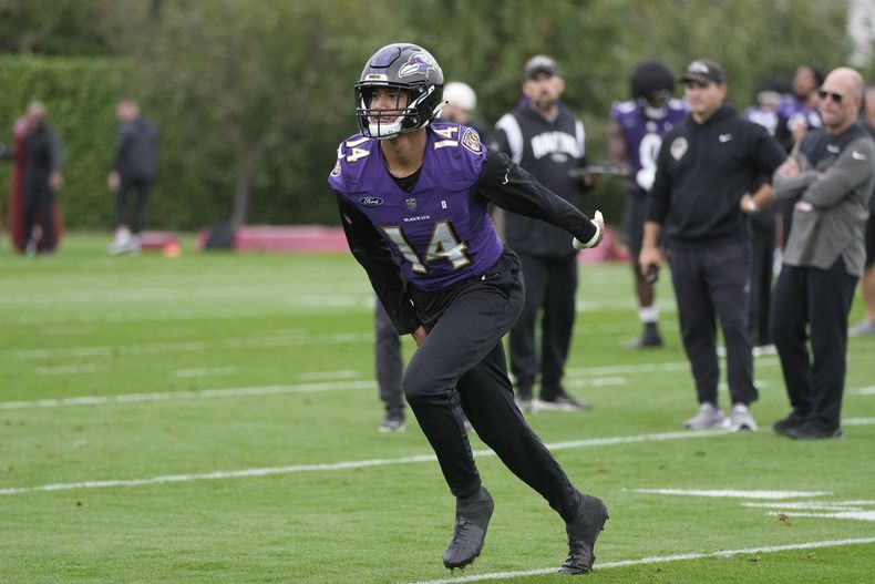 El safety de los Ravens de Baltimore Kyle Hamilton corre durante una práctica en Londres el miércoles 11 de octubre del 2023 antes del juego del domingo ante los Titans de Tennessee. (AP Foto/Kin Cheung)