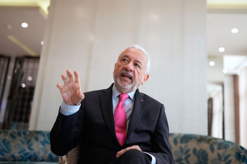 El administrador del Canal de Panamá, Ricaurte Vásquez, habla durante una entrevista en la Ciudad de Panamá, el jueves 12 de marzo de 2026. (Foto AP/Matias Delacroix)