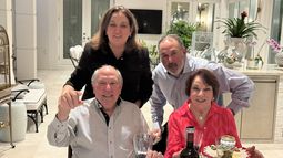 Esta foto sin fecha proporcionada por Silvia Larrieu el martes 8 de septiembre de 2026 muestra a Mario Lamar, abajo a la izquierda, y su esposa, Lili, abajo a la derecha. (Silvia Larrieu vía AP)