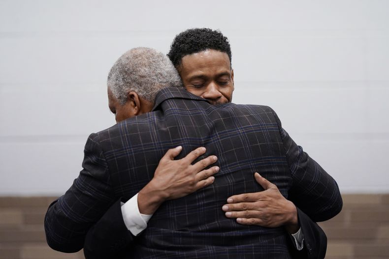 El hijo de Aretha Franklin, Kecalf Franklin, atrás, abraza a su hermano Edward Franklin después de una ceremonia en honor a su madre el 4 de octubre de 2021, en Detroit. Cinco años después de su muerte, los últimos deseos de la superestrella de la música Aretha Franklin siguen sin resolverse. El próximo lunes comienza un juicio inusual para determinar cuál de sus dos testamentos escritos a mano, incluido uno encontrado entre los cojines de un sofá, guiará el manejo de su patrimonio. (Foto AP/Carlos Osorio, archivo)