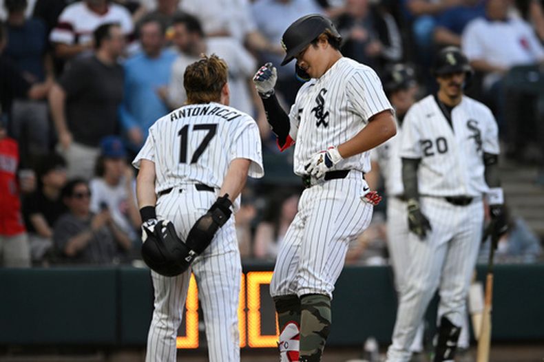 Munetaka Murakami, de los Medias Blancas de Chicago, festeja con su compañero Sam Antonacci tras pegar un jonrón de dos carreras frente a los Cachorros de la misma ciudad, el sábado 16 de mayo de 2026 (AP Foto/Paul Beaty)