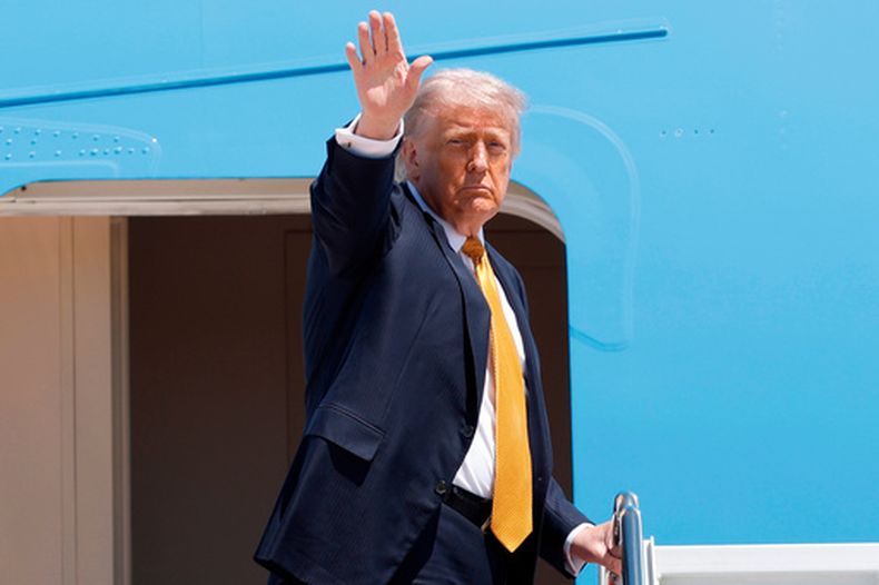 El presidente de EEUU, Donald Trump, saluda con la mano desde las escaleras del Air Force One mientras sube en la Base Conjunta Andrews, en Maryland, el martes 12 de mayo de 2026, para emprender un viaje a China con el fin de reunirse con el presidente chino Xi Jinping. (AP Foto/Luis M. Álvarez)