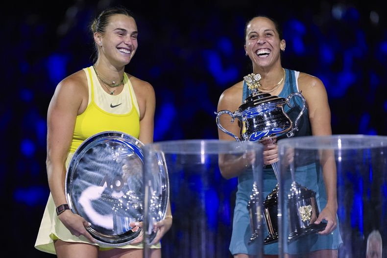 La bielorrusa Aryna Sabalenka (izquierda) junto a la estadounidense Madison Keys luego de la final del Abierto de Australia, que ganó la estadounidense, en Melbourne, el sábado 25 de enero de 2025. (AP Foto/Asanka Brendon Ratnayake)