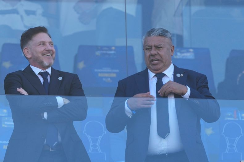 El presidente de la Conmebol, Alejandro Domínguez (izquierda) y Claudio Tapia, presidente de la Asociación del Fútbol Argentino, presencian la final de la Copa Sudamericana, el sábado 22 de noviembre de 2025, en Asunción. (AP Foto/Gustavo Garello)
