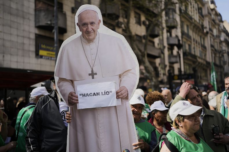 Manifestantes se reúnen frente al Congreso con una silueta de cartón del difunto papa Francisco, pidiendo a los legisladores que revoquen los vetos presidenciales a los proyectos de ley de financiación de la atención pediátrica y las universidades estatales, en Buenos Aires, Argentina, el miércoles 17 de septiembre de 2025.(AP Foto/Natacha Pisarenko)