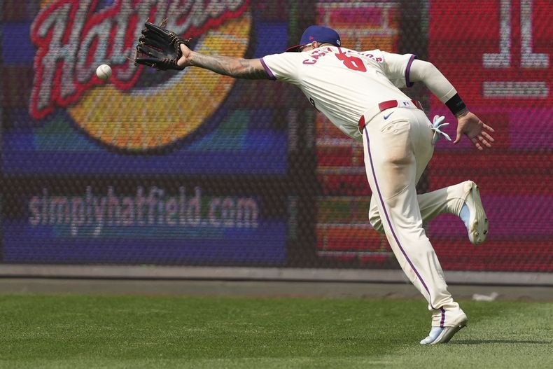 El jardinero derecho de los Filis de Filadelfia, Nick Castellanos, no puede alcanzar un triple conectado por Ian Happ, de los Cachorros de Chicago, durante la octava entrada de un juego de béisbol, el miércoles 11 de junio de 2025, en Filadelfia. (Foto AP/Matt Slocum)