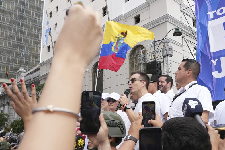 ARCHIVO - El presidente Daniel Noboa habla durante la Marcha por la Paz y la Justicia para reafirmar el compromiso de combatir el crimen organizado y abordar la inseguridad en Guayaquil, Ecuador, el jueves 11 de septiembre de 2025. (AP Foto/Dolores Ochoa, Archivo)