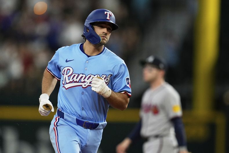 Josh Smith de los Rangers de Texas rodea las bases después de batear un jonrón de dos carreras contra los Bravos de Atlanta en la segunda entrada de un partido de béisbol el domingo 27 de julio de 2025, en Arlington, Texas. (AP Photo/Tony Gutierrez)