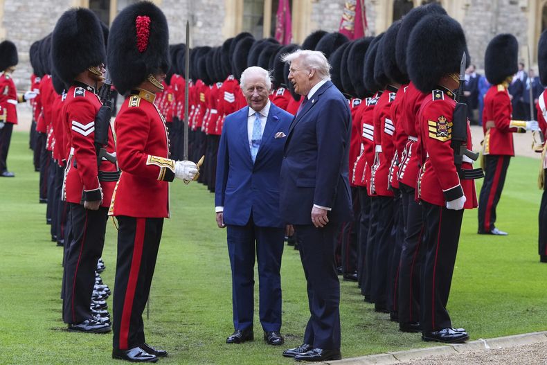 El presidente de EEUU, Donald Trump, y el rey Carlos III de Reino Unido pasan revista a la Guardia de Honor tras su llegada al Castillo de Windsor, en Windsor, Inglaterra, el miércoles 17 de septiembre de 2025. (AP Foto/Kirsty Wigglesworth, Pool)