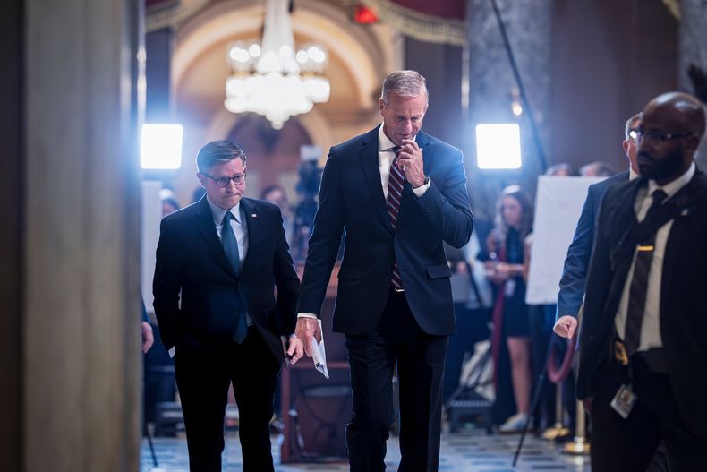 El presidente de la Cámara de Representantes, el republicano Mike Johnson, a la izquierda, y el líder de la mayoría del Senado, el también republicano John Thune, regresan a sus oficinas tras reunirse con la prensa en el Capitolio, en Washington, el viernes 3 de octubre de 2025, en el tercer día del cierre del gobierno. (AP Foto/J. Scott Applewhite)