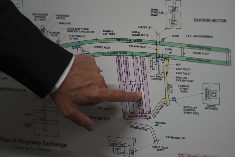Angus Murray, director ejecutivo de The London Tunnels, explica la estructura y el diseño de los túneles durante una gira de prensa en Londres, el jueves 19 de junio de 2025. (Foto AP/Joanna Chan)