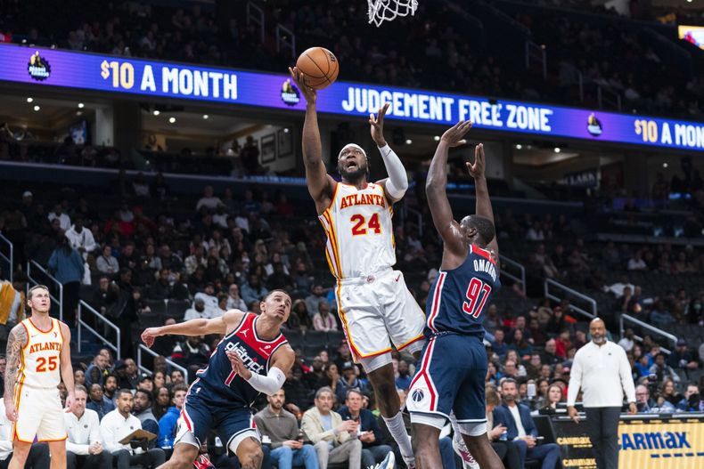 El angoleño Bruno Fernando, de los Hawks de Atlanta, dispara frente a Eugene Omoruyi (97), de los Wizards de Washington, el sábado 25 de noviembre de 2023 (AP Foto/Manuel Balce Ceneta)