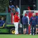 Un fanático, que cayó dentro del bullpen de Medias Rojas, es llevado por personal médico rumbo a un carrito para ser trasladado a un centro médico durante la primera entrada del juego de béisbol en contra de los Filis de Filadelfia, el viernes 5 de mayo de 2023, en Filadelfia. (AP Foto/Chris Szagola)