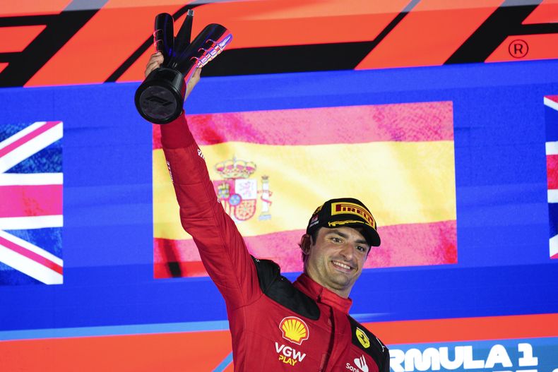 Carlos Sainz del equipo Ferrari celebra su victoria en el Gran Premio de Singapur, el domingo 17 de septiembre de 2023. (AP Foto/Vincent Thian)
