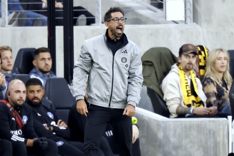 El técnico de Montreal, el argentino Hernan Losada dirige a su equipo en el encuentro de la MLS ante el Columbus Crew el sábado 21 de octubre del 2023. (AP Foto/Paul Vernon)