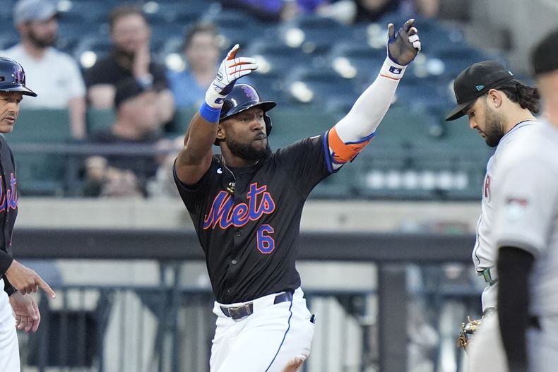 El dominicano de los Mets de Nueva York, Starling Marte (6) hace un gesto luego de conectar un triple productivo de tres carreras durante la primera entrada del juego de béisbol ante los Diamondbacks de Arizona, el viernes 31 de mayo de 2024, en Nueva York. (AP Foto/Frank Franklin II)g