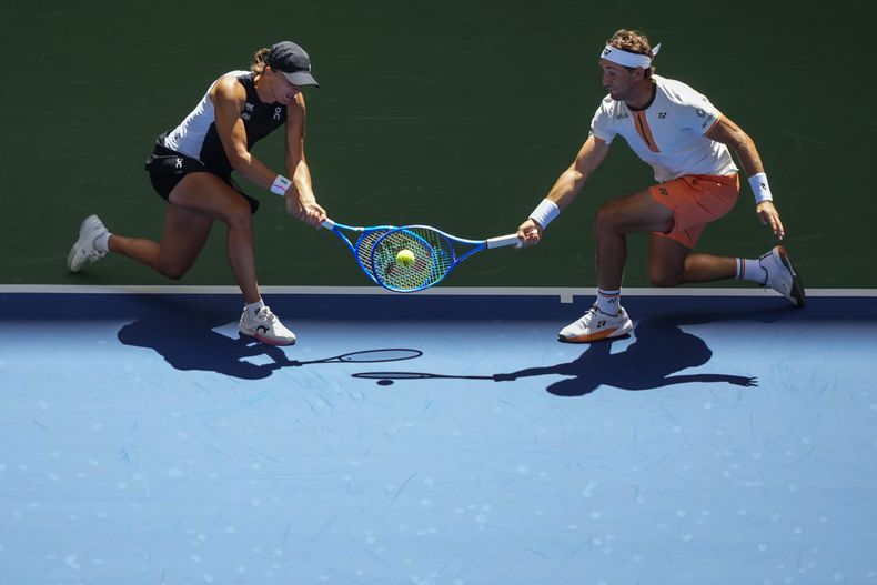 Casper Ruud (izquierda) e Iga Swiatek durante su partido de dobles mixtos en el US US Open, el martes 19 de agosto de 2025, en Nueva York. (AP Foto/Yuki Iwamura)