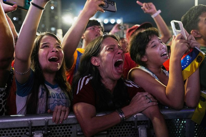 Aficionados de Venezuela celebran la victoria de su país contra Estados Unidos en el Clásico Mundial de Béisbol el día anterior, en Caracas, Venezuela, el miércoles 18 de marzo de 2026. (AP Foto/Ariana Cubillos)